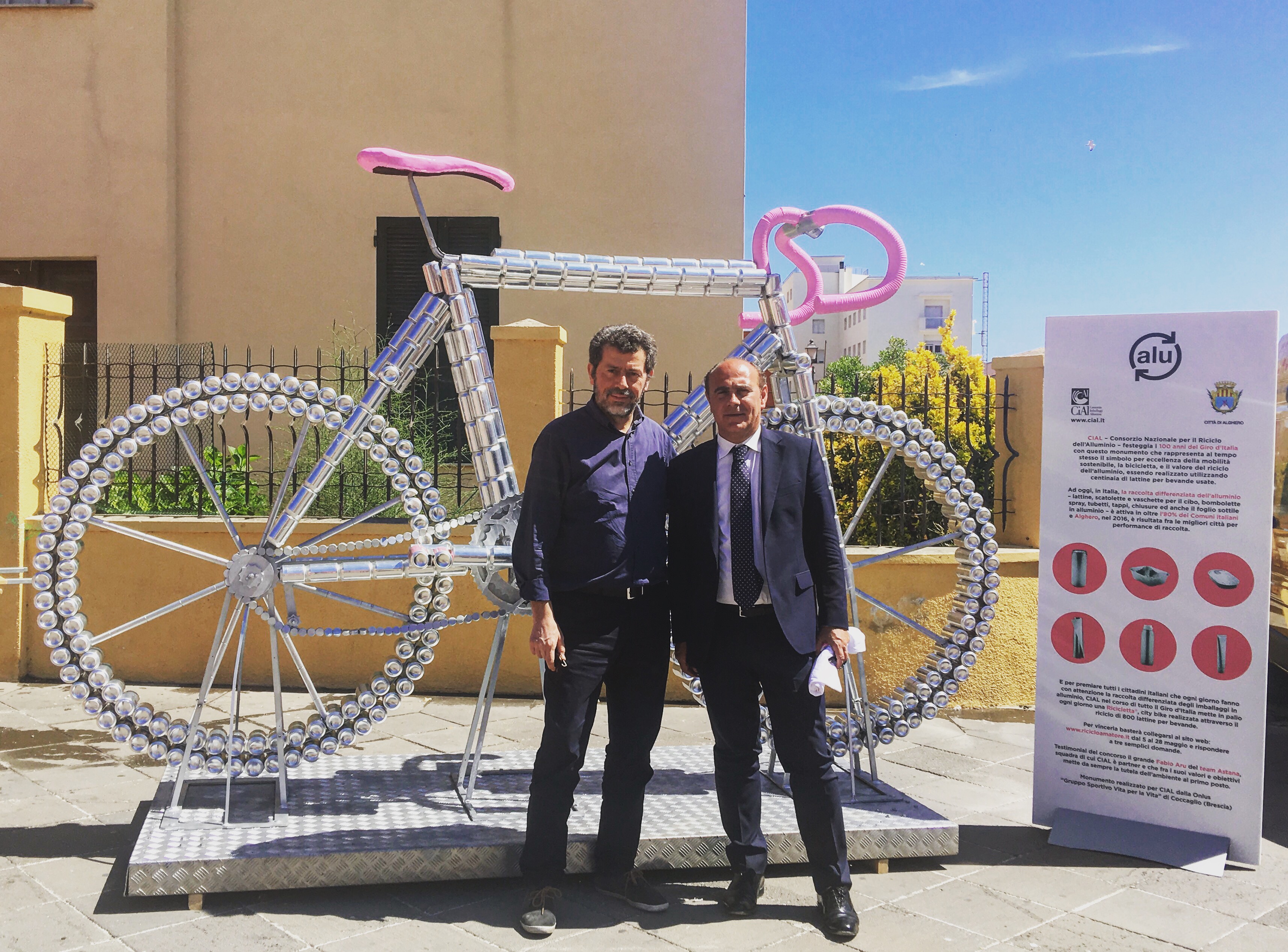 Alghero. Il Sindaco Bruno e Gino Schiona inaugurano il monumento di lattine di CIAL al Giro d'Itaiia 2017